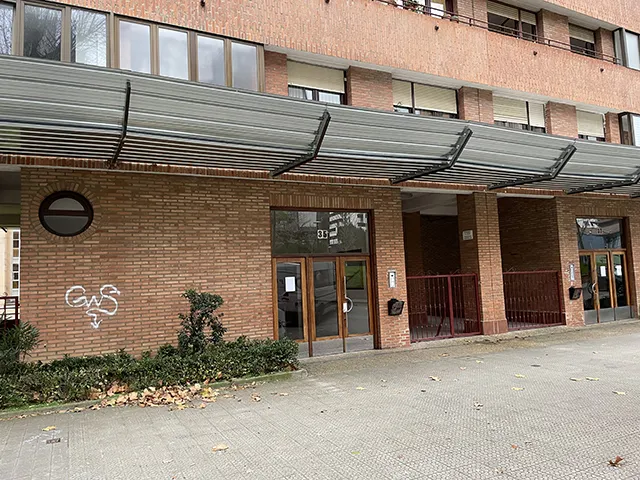 Marquesina de chapa trapezoidal galvanizada instalada en fachada de edificio recogida de cascotes