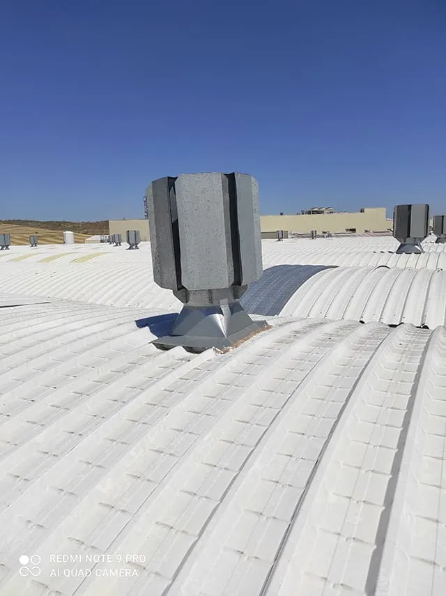 Cubierta curvada de chapa trapezoidal sobre nave de estructura de hormigón tipo delta